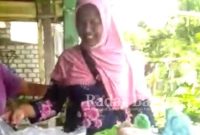 Salah satu penerima 
BPNT saat membayar hutang  dengan uang bantuan (05/03)