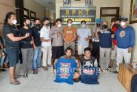 Kedua pelaku penganiayaan SA (18) dan Su (23) keduanya warga Desa Purwokerto Kecamatan Ngimbang Kabupaten Lamongan saat diamankan di Polsek Ngimbang.(Ist)