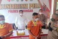 Dua tersangka Su dan S warga Desa Purwokerto Kecamatan Ngimbang saat digelar pres rilis di Polres Lamongan (IST)