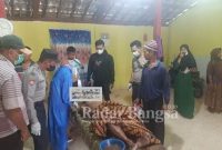  Petugas Polsek Kedungpring saat melakukan olah TKP (IST)