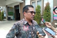 Anggota DPRD Jawa Timur Mathur Husyairi saat diwawancarai awak media depan kantor Kejari Lamongan (15/03) (IST)