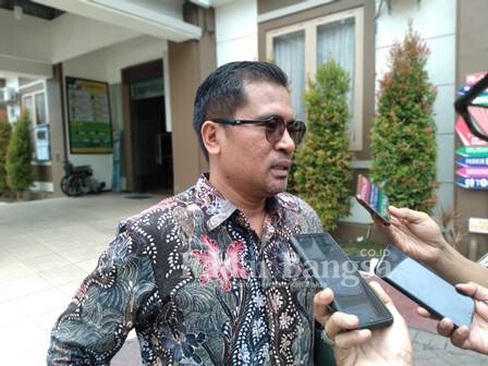 Anggota DPRD Jawa Timur Mathur Husyairi saat diwawancarai awak media depan kantor Kejari Lamongan (15/03) (IST)