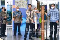 Menteri Perdagangan, Muhammad Lutfi mendampingi Presiden RI, Joko Widodo pada Pembukaan Jakarta Internasional Handicraft Trade Fair (INACRAFT) Tahun 2022 di Jakarta Convention Center, Jakarta, Rabu (23/3).