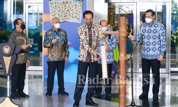 Menteri Perdagangan, Muhammad Lutfi mendampingi Presiden RI, Joko Widodo pada Pembukaan Jakarta Internasional Handicraft Trade Fair (INACRAFT) Tahun 2022 di Jakarta Convention Center, Jakarta, Rabu (23/3).