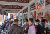 (Pakai Kopya) Saksi biasa dari Ponpes Amanatul Ummah saat diwawancarai awak media bersebelahan dengan orang tua korban (Dok.RadarBangsa.co.id)