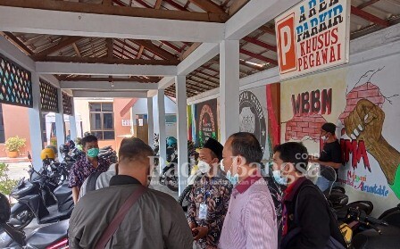 (Pakai Kopya) Saksi biasa dari Ponpes Amanatul Ummah saat diwawancarai awak media bersebelahan dengan orang tua korban (Dok.RadarBangsa.co.id)