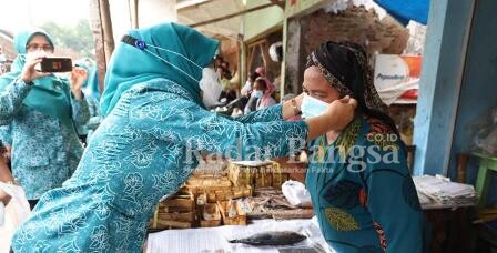 Ketua Tim Penggerak PKK Kabupaten Pasuruan, Lulis Irsyad Yusuf kembali blusukan ke pasar-pasar (IST)