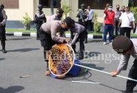 Anggota Polres Pasuruan saat simulasi pengamana Pilkades (IST)