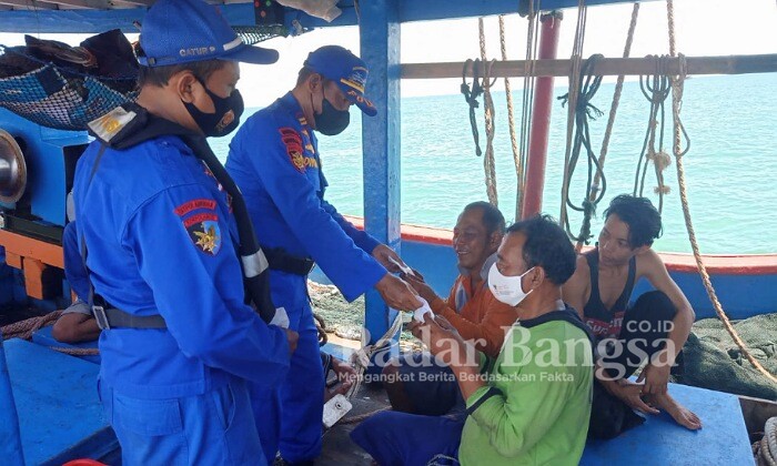 Satpolairud Polres Pemalang melakukan pengecekan perlengkapan keselamatan melaut  dan bagikan masker  (IST)