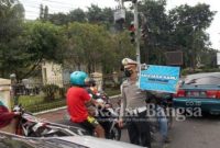 Anggota Satlantas Polresta Sidoarjo kepada sejumlah pengendara