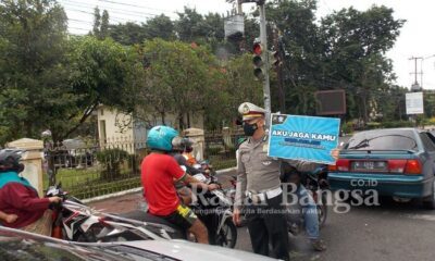 Anggota Satlantas Polresta Sidoarjo kepada sejumlah pengendara