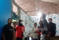 baju merah Bu Hanik Khoiru dan Ketua RW 23 Bandi baju hitam saat mengunjungi rumah Nandar (Tirta)