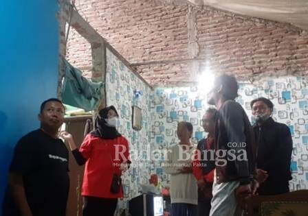 baju merah Bu Hanik Khoiru dan Ketua RW 23 Bandi baju hitam saat mengunjungi rumah Nandar (Tirta)