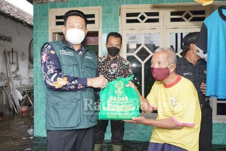 Wakil Bupati Sidoarjo H. Subandi SH  saat berikan bantuhan ke warga (01/3)