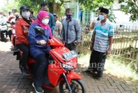 Gubernur Jawa Timur, Khofifah Indar Parawansa memboncen Ketua DPR RI Puan Maharani denan sepeda motor  menyambangi Pulau oksigen terbaik dunia Gili Iyang di Kabupaten Sumenep, Kamis (3/3/2022) (IST)