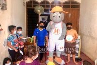 Read Aloud Surabaya ala Harris Hotel Bundaran Satelit bersama team Warta Indonesia dalam mencerdaskan anak bangsa di Manukan Kulon (IST)