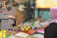  Pengecekan Kapolri dan Forkopimda Jatim pada ketersediaan minyak goreng di Pasar Wonokromo, Surabaya