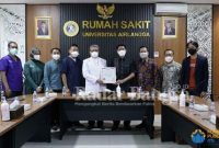 ITS menyerahkan produk inovasi cat pelapis dan stiker antivirus CoFilm+ kepada RS Unair
