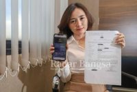  Penasihat Hukum WH, Elok Dwi Kadja menunjukkan bukti tanda lapor dan tampilan platform robot trading