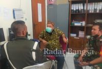 Pria berinisial B berbaju batik saat dimintai keterangan di kantor Garnisun Lamongan (IST)