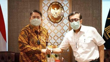 (Kiri) Menteri Hukum dan HAM Yasonna H. Laoly