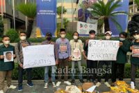  BEM PTNU menggelar aksi bagi-bagi minyak goreng di depan kantor Kementerian Perdagangan RI, Jakarta Pusat (IST)