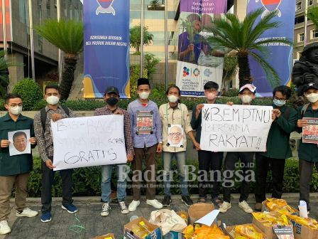  BEM PTNU menggelar aksi bagi-bagi minyak goreng di depan kantor Kementerian Perdagangan RI, Jakarta Pusat (IST)