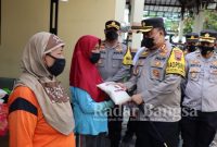 Kapolres Demak, AKBP Budi Adhy Buono saat acara pembagian zakat fitrah. (IST)
