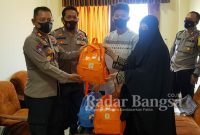 Anggota Polres Demak saat memberikan bantuan kepada anak yatim (IST)