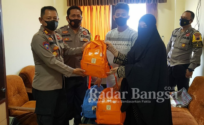 Anggota Polres Demak saat memberikan bantuan kepada anak yatim (IST)