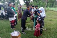  BPD bersama anggota dan MUI desa Tanjungsari kecamatan Agrabinta Kabupaten Cianjur provinsi Jawa Barat sedang menyerahkan santunan kepada 30 orang lebih anak yatim se desa Tanjungsari (IST)