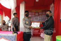 Kapolsek Sindangbarang AKP Irwan Alexander. SH. MH sedang berbagi rezki dengan insan pers di pos pengamanan dan pelayanan Ops Ketupat lodaya tahun 2022 Alun-alun Sindangbarang.