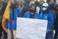 Mahasiswa saat melakukan demonstrasi menyampaikan orasi di depan Kantor DPRD Lamongan.(IST)