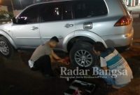 Personel Polres Demak yang melaksanakan tugas di Pos Pam 02 Trengguli membantu pemudik yang mengalamai pecah ban di Jalan Demak-Kudus (IST)