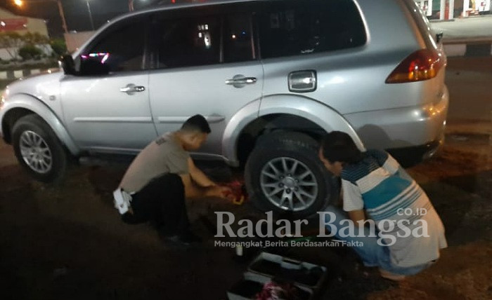 Personel Polres Demak yang melaksanakan tugas di Pos Pam 02 Trengguli membantu pemudik yang mengalamai pecah ban di Jalan Demak-Kudus (IST)