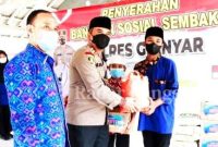 Kapolres Gianyar AKBP. I Made Bayu Sutha Santana SIK,MH saat menyerahkan Bansos ke Anak Yatim (IST)