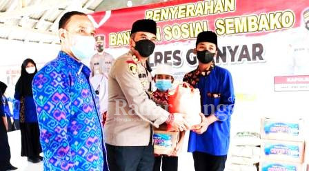 Kapolres Gianyar AKBP. I Made Bayu Sutha Santana SIK,MH saat menyerahkan Bansos ke Anak Yatim (IST)