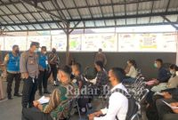 Wakapolres Gianyar Kompol I Nyoman Wirajaya, SH,MH.Saat meninjau pelaksanaan pendaftaran (IST)