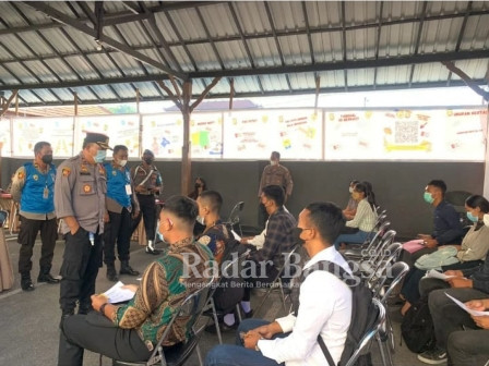 Wakapolres Gianyar Kompol I Nyoman Wirajaya, SH,MH.Saat meninjau pelaksanaan pendaftaran (IST)