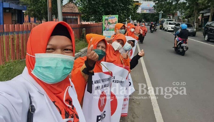 Para Srikandi PKS Kabupaten Kediri saat acara flashmob 