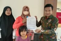 Ibu dan anak saat menunjukkan bukti laporan (IST)