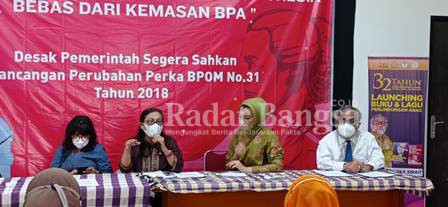 Arzetty Bilbina Anggota F-PKB, Nia Umar (Ketua AIM) Arist MERDEKA Sirait dan Dr. Hartati (PB IDI) sebagai nara sumber dalam Seminar dan Diskusi Ilmiah menyelamatkan Kesehatan Anak, bayi, janin dan ibu dari bahaya BPA (IST)