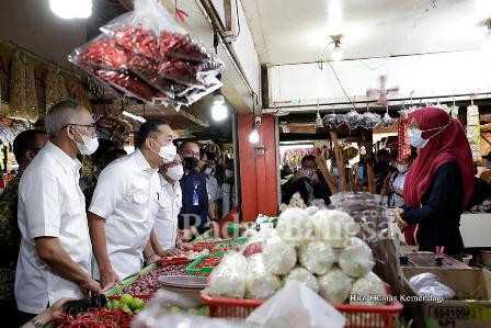 Menteri Perdagangan Muhammad Lutfi saat melakukan pemantauan pasokan dan harga barang kebutuhan pokok (bapok) di Pasar Rawamangun Jakarta, Kamis (14/4)