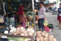 Kapolsek Cepu AKP Agus Budiana,SH turun langsung  blusukan ke pasar tradisional (IST)