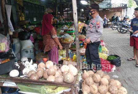 Kapolsek Cepu AKP Agus Budiana,SH turun langsung  blusukan ke pasar tradisional (IST)