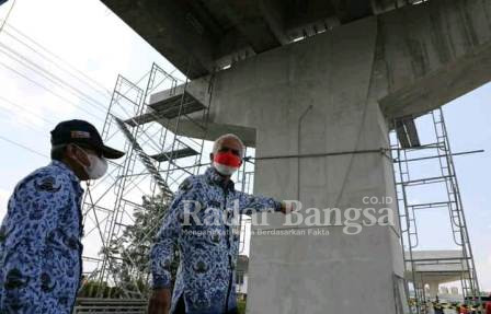  Gubernur Ganjar Pranowo mengecek Fly Over Ganefo, Senin (18/4/2022) (Dok Foto Danniz Pujianta)