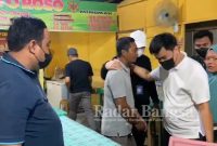 (Baju putih ) Kasi Pidsus Anton Wahyudi saat menggelandang  tersangka Roli Sugiarto dan (Baju Biru) Kasi Intel Kejari Lamongan Condro Maharanto saat di tempat usaha pelaku di Desa Pagatan Kabupaten Tanah Bumbu Kalimantan Selatan (IST)