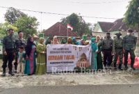 Karyawan BKPH Bluluk KPH Mojokerto, beserta ikatan istri karyawan perhutani dan Forkopimcam setempat, mengadakan acara bakti sosial, didepan Kantor BKPH Sabtu (16/04).