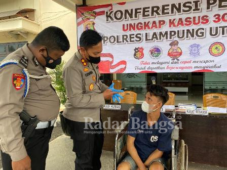 Kapolres Lampung Utara AKBP Kurniawan Ismail, S.H., S.I.K., M.I.K. saat menanyai pelaku, Kamis (7/4) (IST)