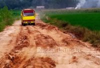 Kondisi jalan di desa Ratna Chaton, Lampung tengah yang telah dilalui armada penambangan pasir (IST)